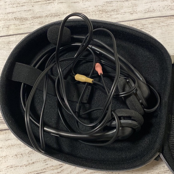 *On Ear Headphones with Microphone and Carrying Storage Case Set in Black - Picture 2 of 6